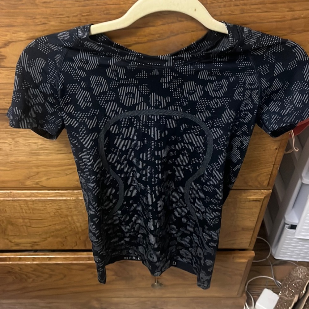 lulu lemon distressed floral swiftly tech size 6